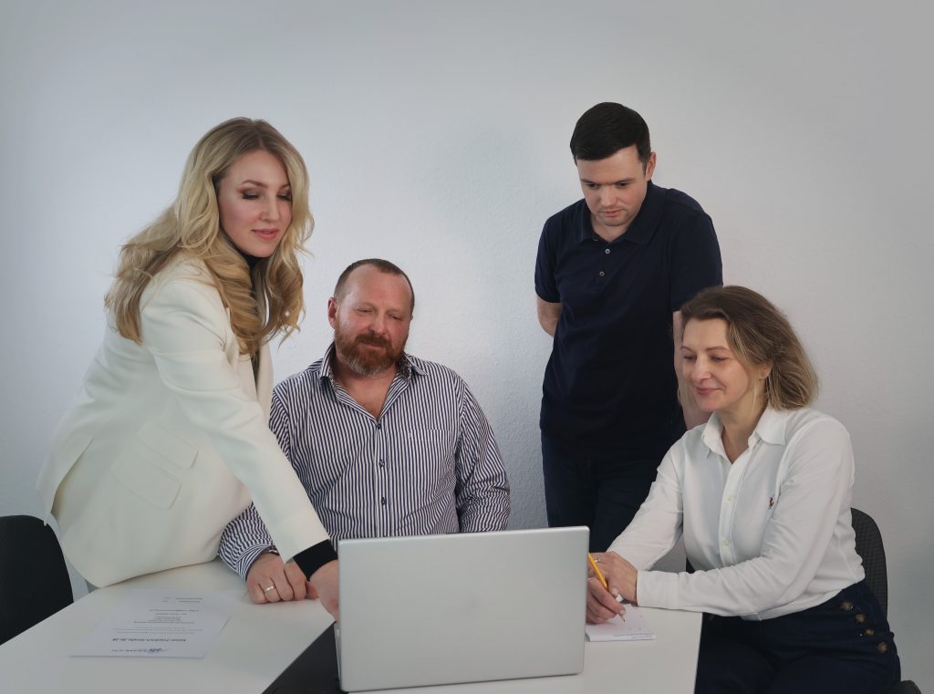 Team der Kramlich Group bei der gemeinsamen Arbeit an einem Immobilienprojekt