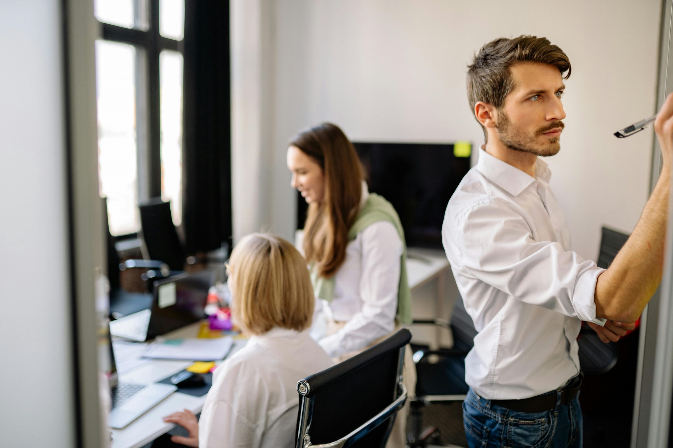 Besprechung von Aufgaben und Organisation in der Hausverwaltung